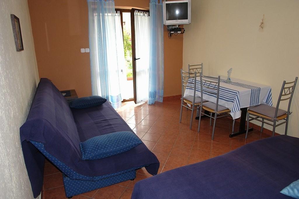 2 Bedroom Amazing Apartment In Crikvenica Oda fotoğraf