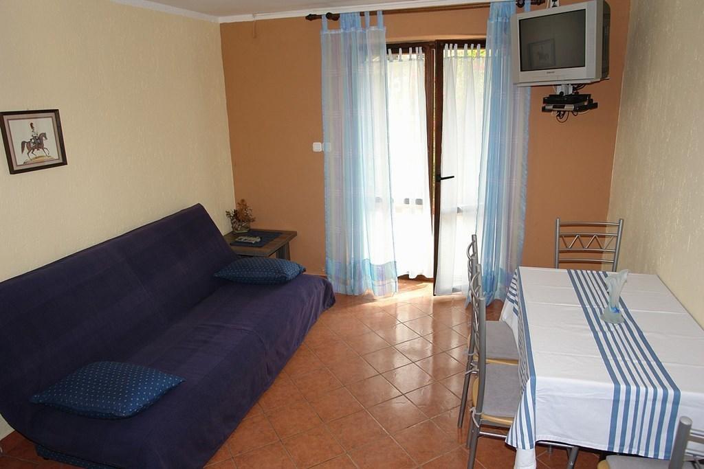 2 Bedroom Amazing Apartment In Crikvenica Oda fotoğraf